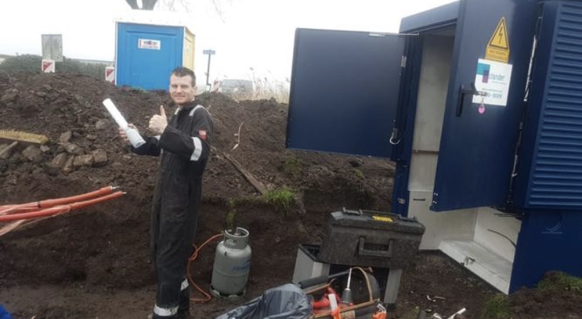 Monteur bij transformatorkast